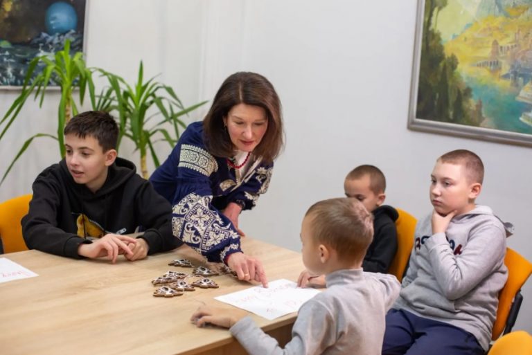 Волонтерка з Нової Зеландії приїхала навчати англійської дітей франківських захисників 7 1111