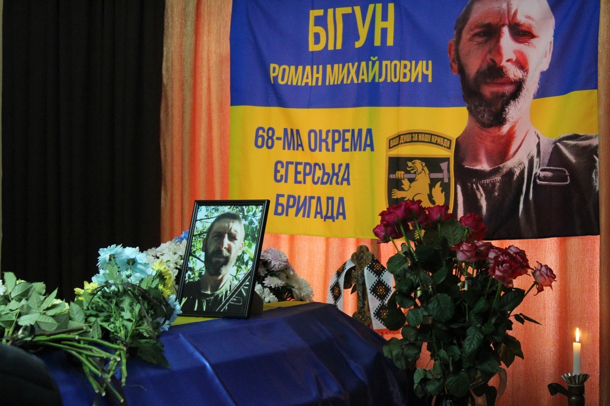 У Делятині попрощалися із загиблим воїном Романом Бігуном (ФОТО) 6 2 4