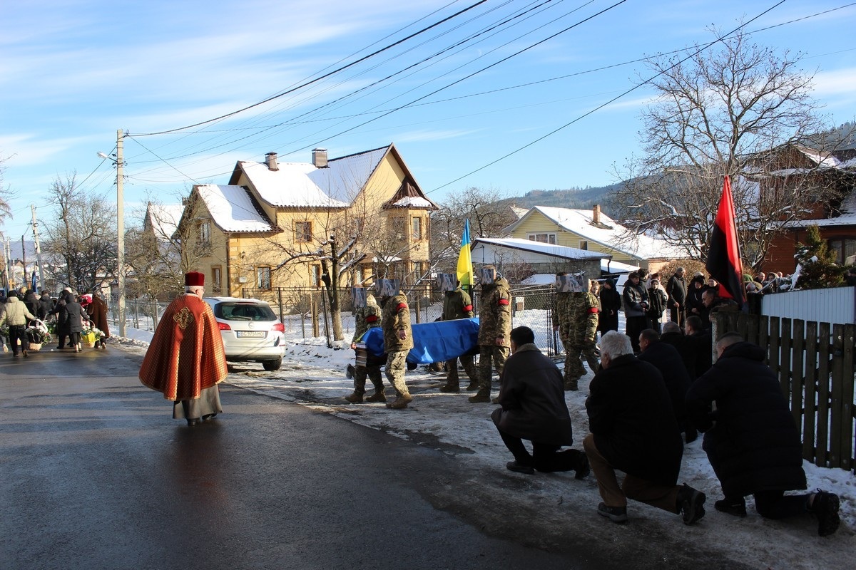 У Делятині попрощалися із загиблим воїном Романом Бігуном (ФОТО) 3 4 1