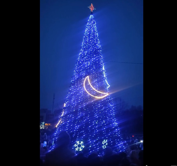 У містах Прикарпаття відкрили головні новорічні ялинки (ФОТО) 5 5308034018685160929