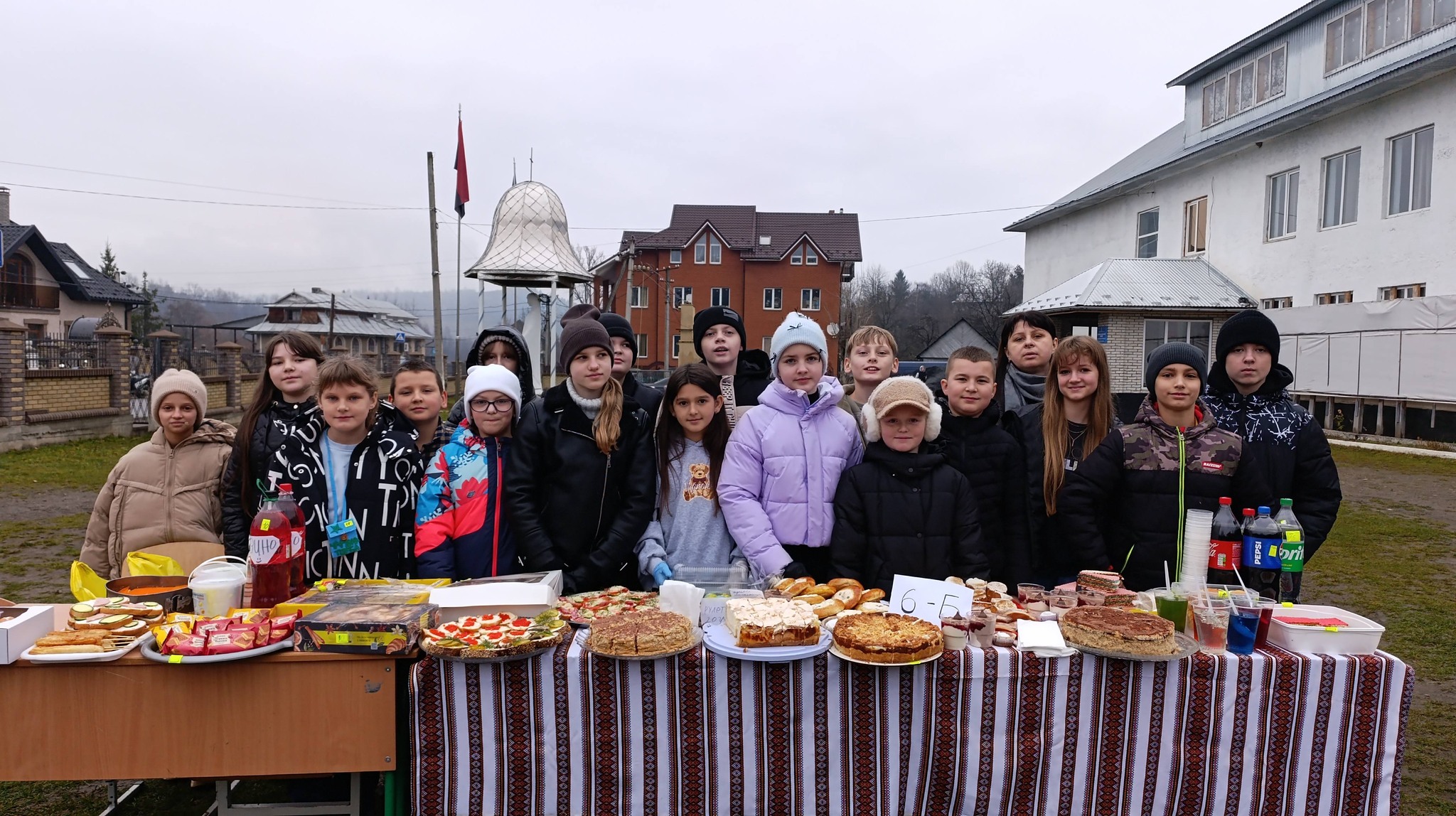 "Щедрий вівторок": школярі та вчителі Білоославського ліцею зібрали кошти для ЗСУ (ФОТО) 3 592054273 2254152231771526 864319640921558198 n