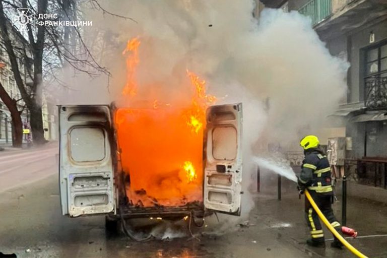 Вогнеборці ліквідували пожежу мікроавтобуса в Івано-Франківську (ФОТО) 13 592104331 1152507797038582 5980437075441297340 n