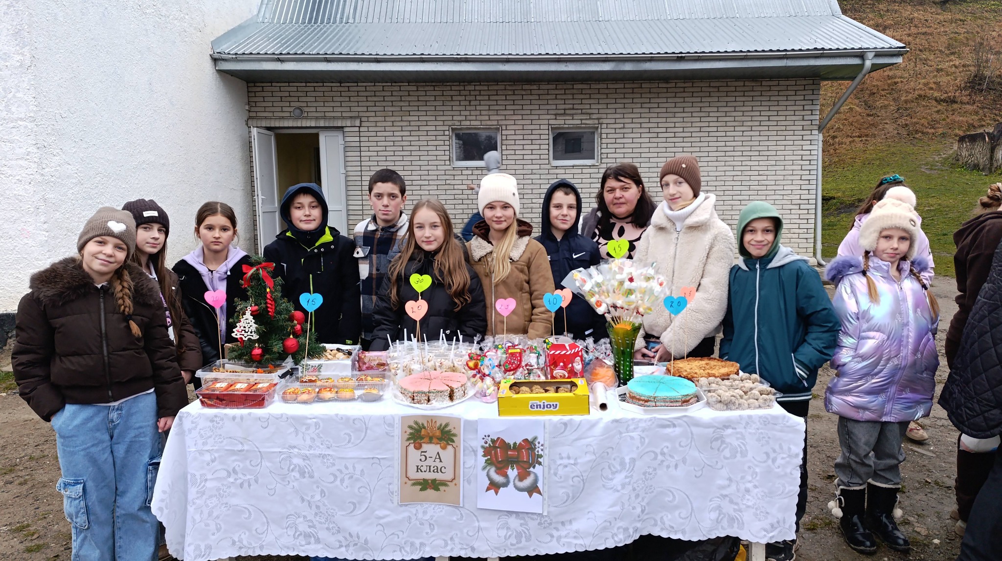 "Щедрий вівторок": школярі та вчителі Білоославського ліцею зібрали кошти для ЗСУ (ФОТО) 4 592509813 2254152515104831 2648024010787655028 n