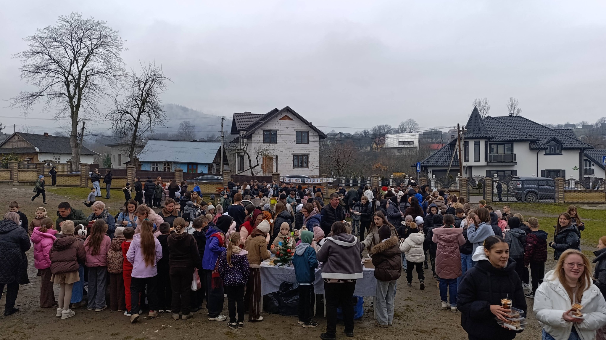 "Щедрий вівторок": школярі та вчителі Білоославського ліцею зібрали кошти для ЗСУ (ФОТО) 5 592752360 2254152915104791 3000824354103122332 n