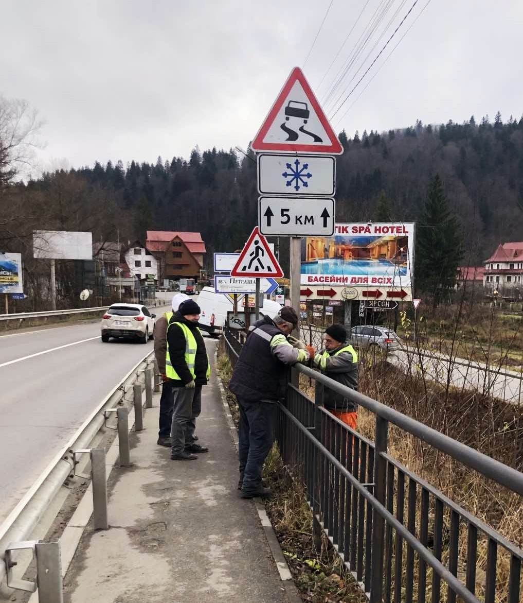 На дорогах Прикарпаття почали встановлювати "зимові" знаки (ФОТО) 4 593330317 1153151010311521 2309970141520149701 n