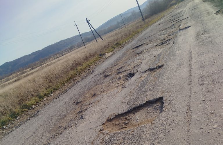 У Бабче скаржаться на небезпечну дорогу після ДТП (ФОТО) 5 У Бабче скаржаться на небезпечну дорогу після ДТП (ФОТО)