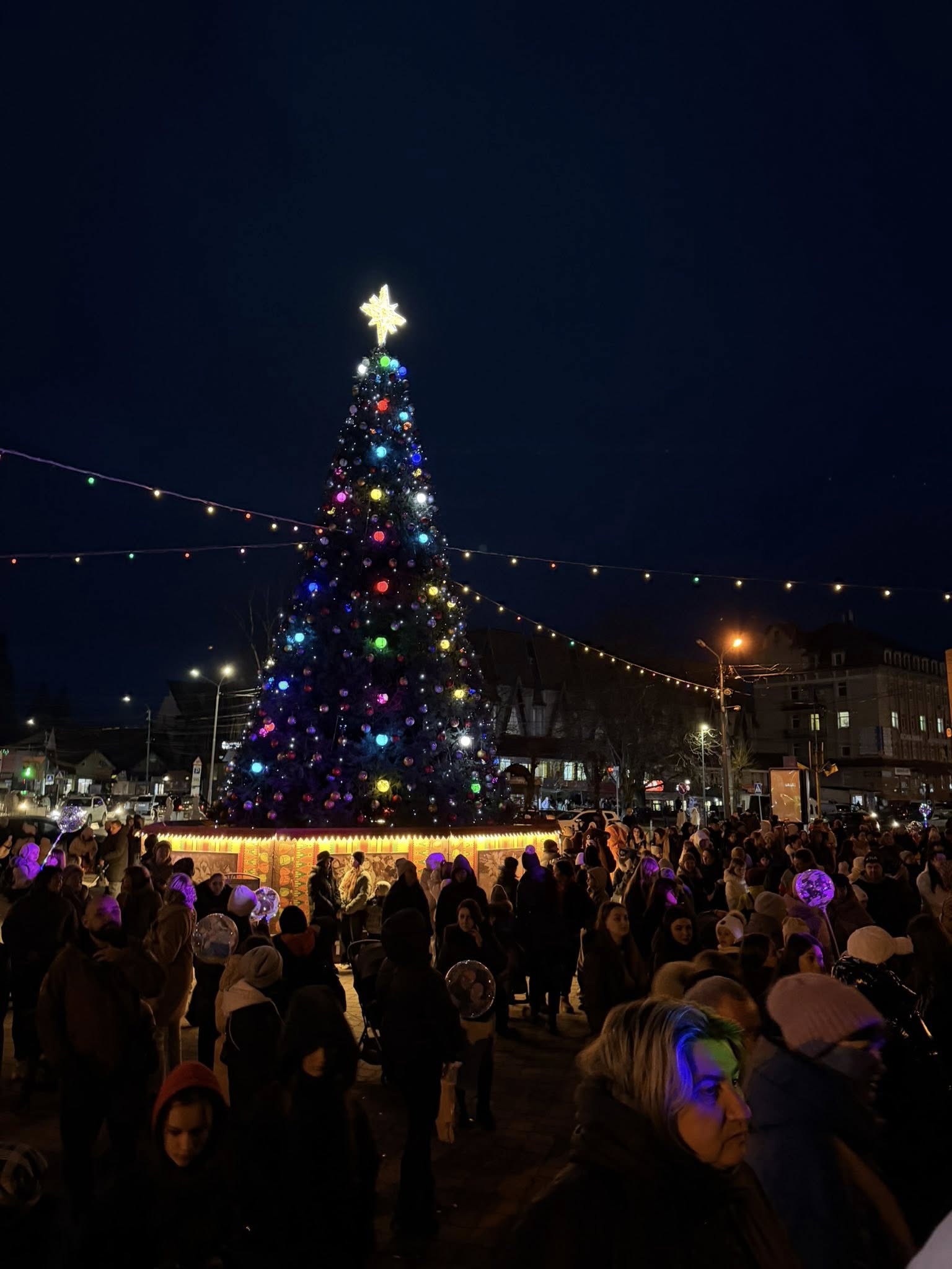 У містах Прикарпаття відкрили головні новорічні ялинки (ФОТО) 6 593875350 1321345166484676 7795927809060768263 n