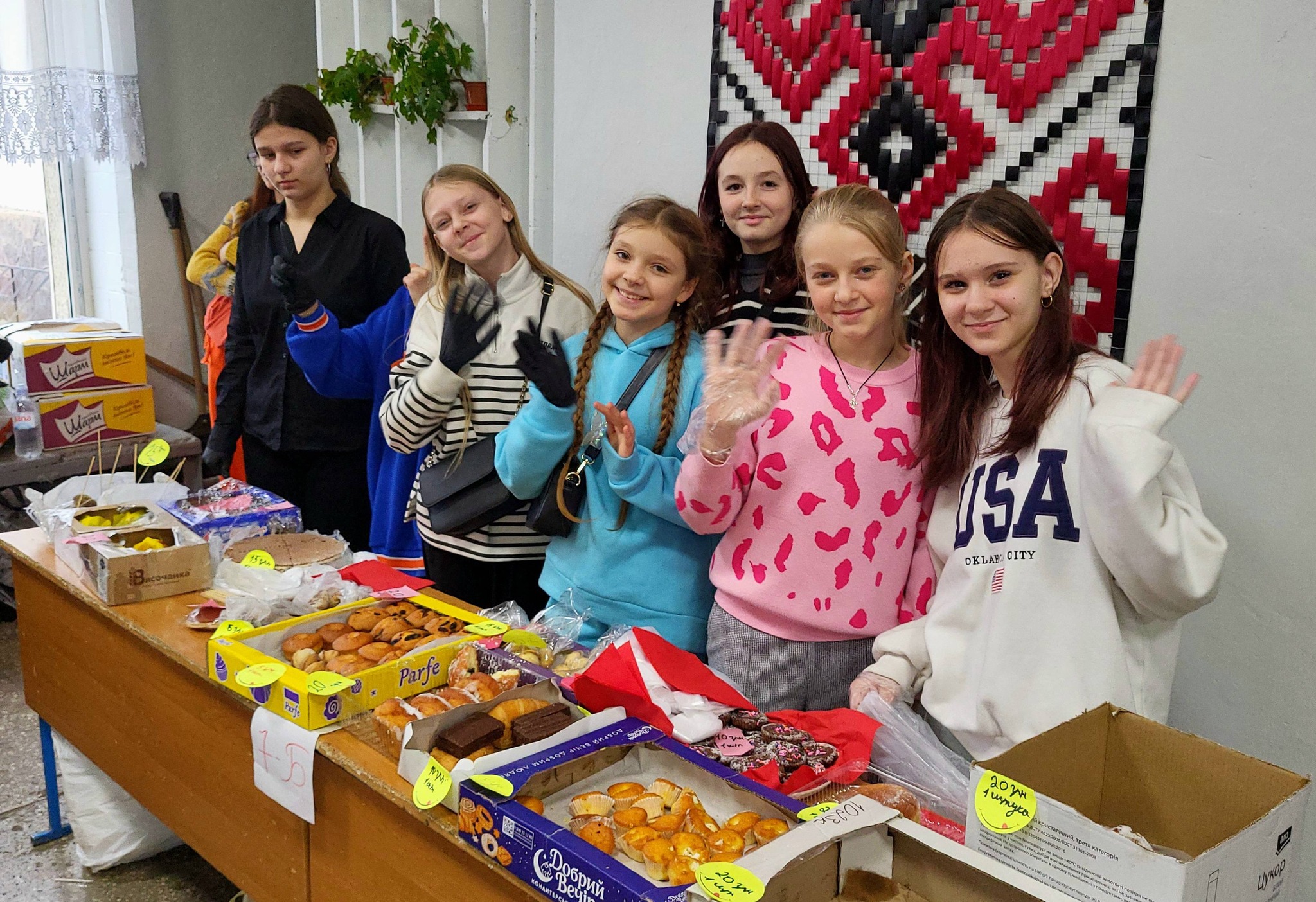 День пампуха: у Бурштині учні та вчителі зібрали понад 100 тисяч гривень на благодійному ярмарку (ФОТО) 6 593891543 1174297561556122 8887967413530946681 n