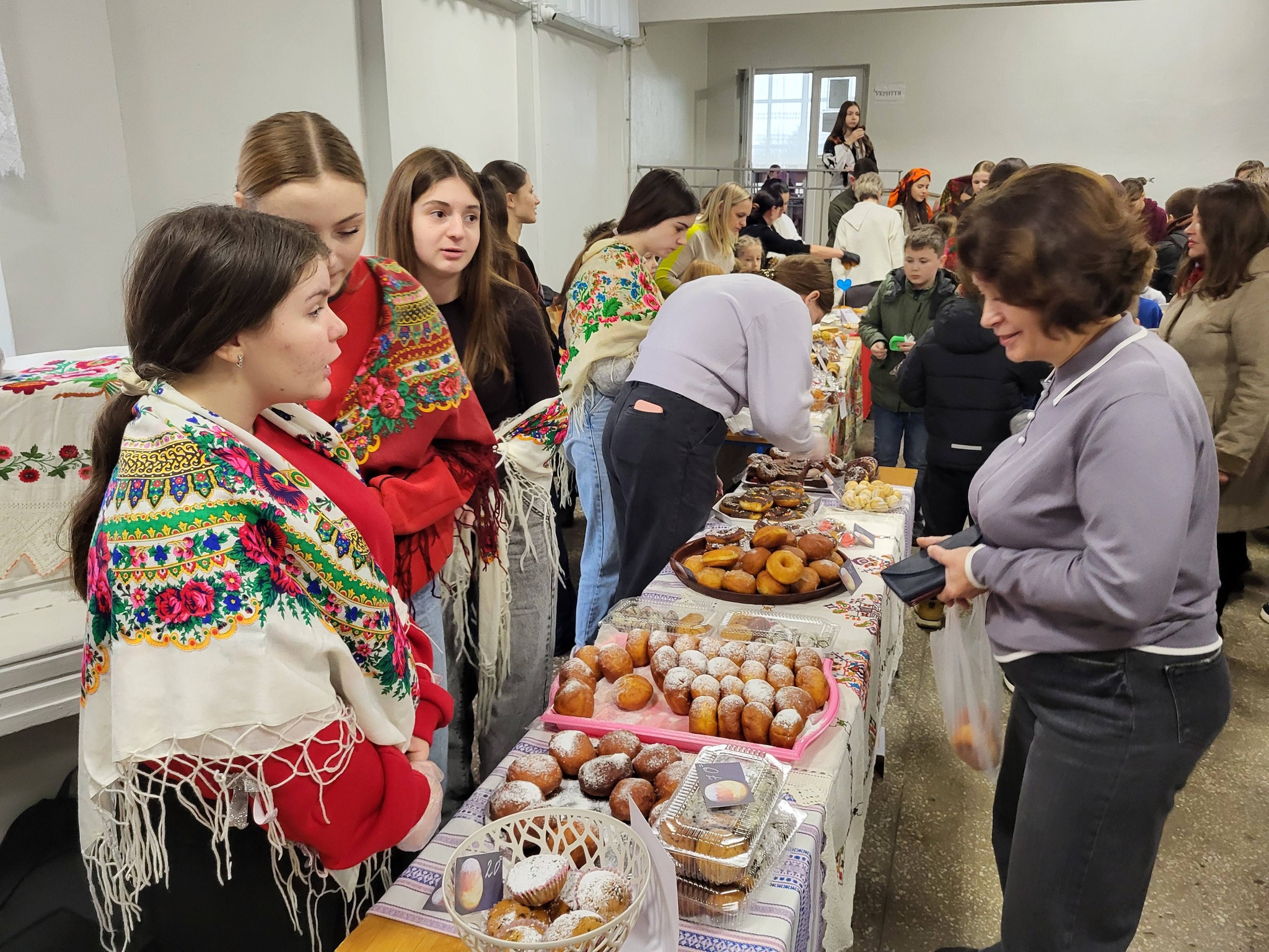 День пампуха: у Бурштині учні та вчителі зібрали понад 100 тисяч гривень на благодійному ярмарку (ФОТО) 4 594282564 1174290298223515 7761506340685857762 n