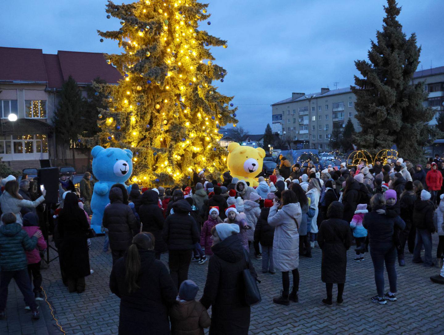 У містах Прикарпаття відкрили головні новорічні ялинки (ФОТО) 9 594522027 1467238788740992 4721704992081927549 n
