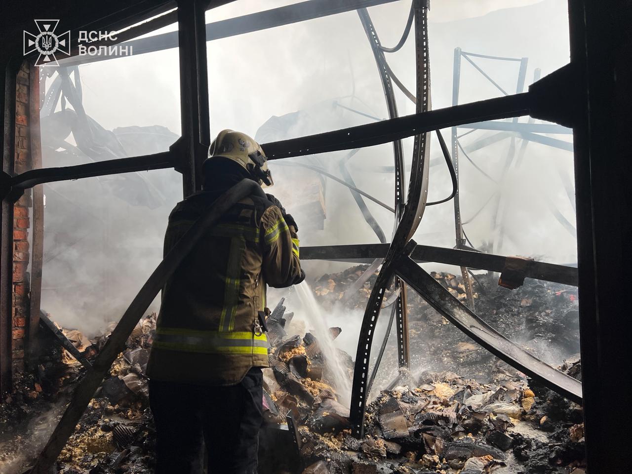 Ворог атакував Луцьк: розпочалася масштабна пожежа складу продуктів харчування (ФОТО) 3 594556497 1313032820868888 1946312826863097001 n