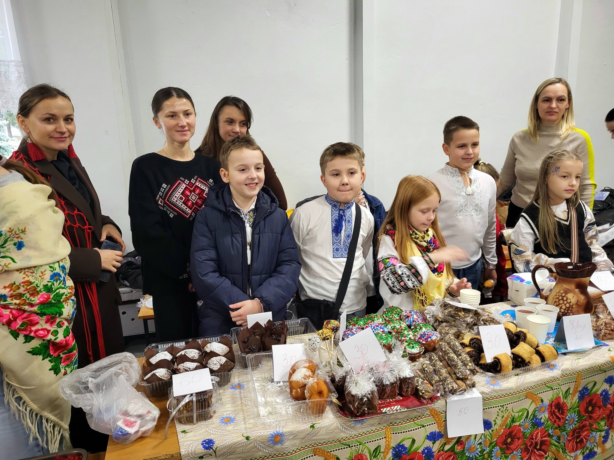 День пампуха: у Бурштині учні та вчителі зібрали понад 100 тисяч гривень на благодійному ярмарку (ФОТО) 5 594699253 1174294141556464 2046264545917694123 n