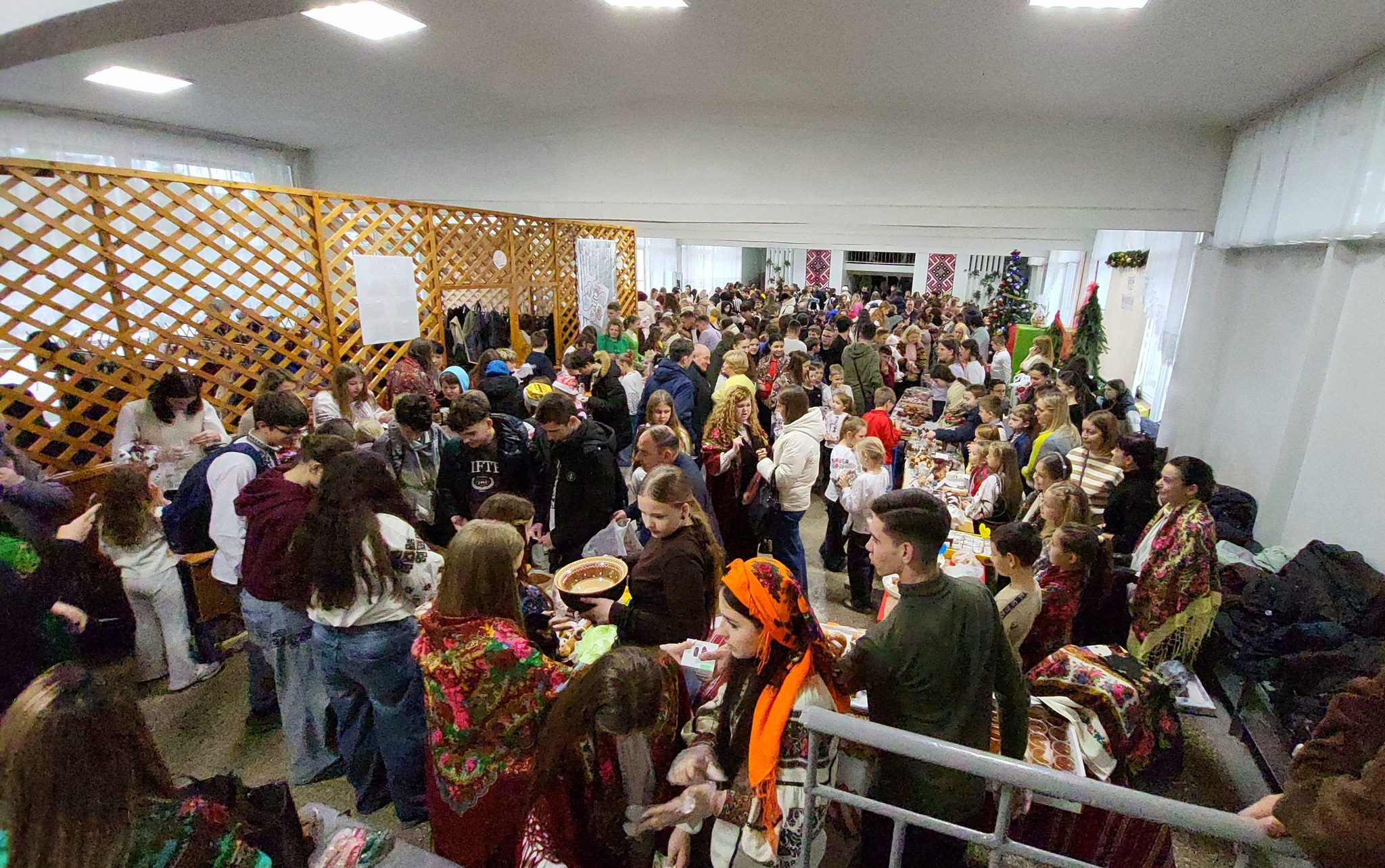 День пампуха: у Бурштині учні та вчителі зібрали понад 100 тисяч гривень на благодійному ярмарку (ФОТО) 2 594771844 1174289384890273 1786244670217270434 n