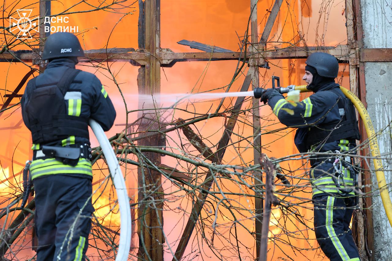 Ворог атакував Луцьк: розпочалася масштабна пожежа складу продуктів харчування (ФОТО) 2 594832231 1313032740868896 4581360668415251188 n