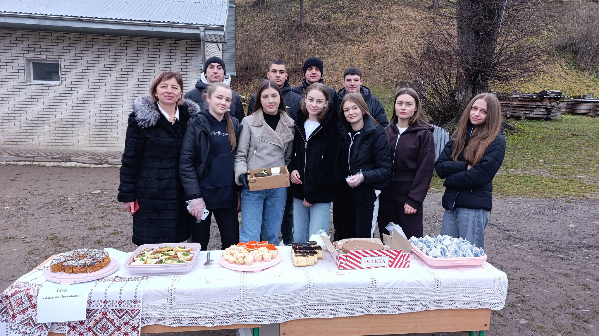 "Щедрий вівторок": школярі та вчителі Білоославського ліцею зібрали кошти для ЗСУ (ФОТО) 6 594958667 2254948818358534 3749468841297397831 n 1