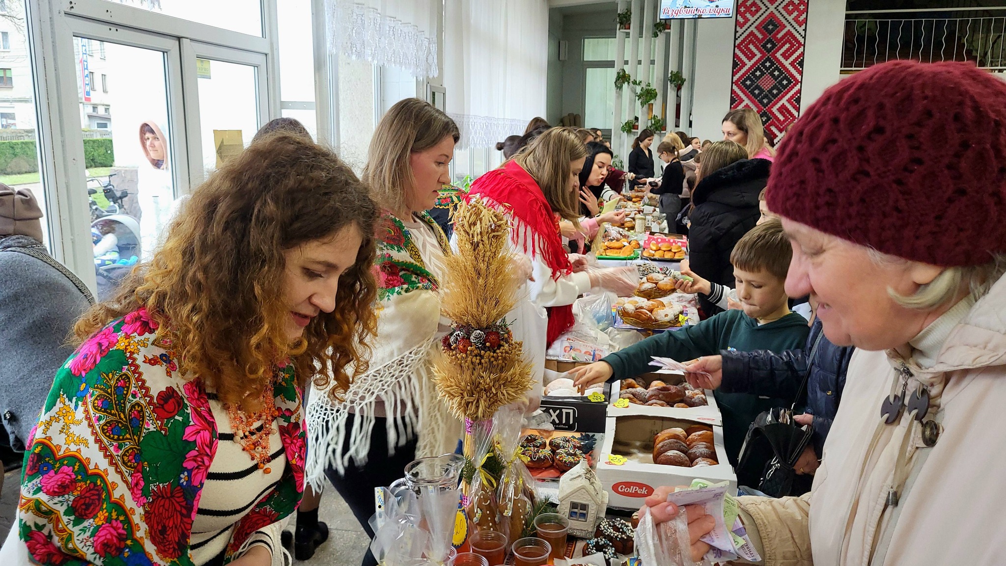 День пампуха: у Бурштині учні та вчителі зібрали понад 100 тисяч гривень на благодійному ярмарку (ФОТО) 3 595385165 1174290091556869 2066173522176112935 n