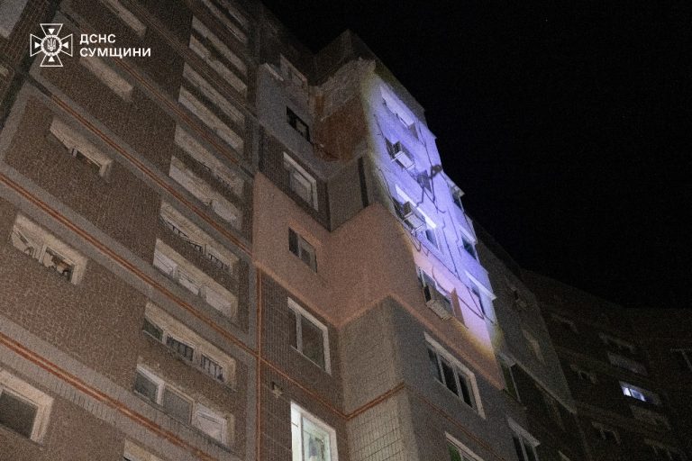У Сумах російський ударний дрон влучив у багатоповерхівку (ФОТО, ВІДЕО) 9 596264587 1297294915771728 5697323427087096784 n