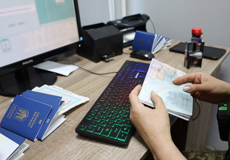 На кордоні з Молдовою 75-річній українці випадково підмінили паспорт (ФОТО) 2 На кордоні з Молдовою 75-річній українці випадково підмінили паспорт (ФОТО)