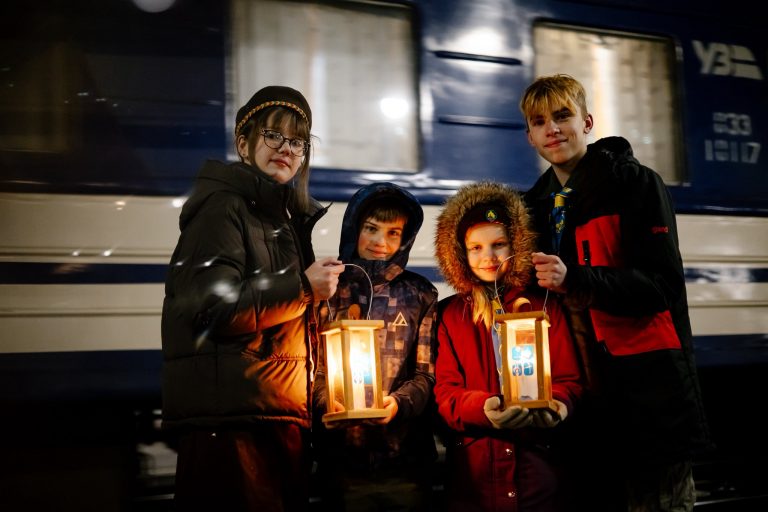 В Україну доставили Вифлеємський вогонь миру (ФОТО) 10 597447182 1173890911536684 610642467836101565 n