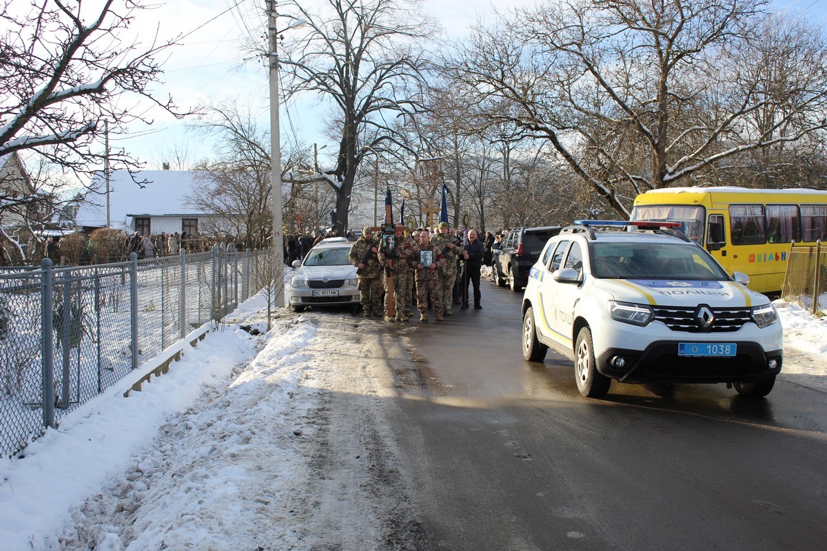 У Делятині попрощалися із загиблим воїном Романом Бігуном (ФОТО) 5 6