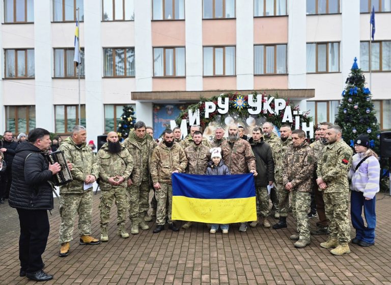 Замість іграшок - фото воїнів: у Снятині відкрили новорічну ялинку (ФОТО) 1 У Снятині відкрили різдвяно-новорічниий простір (ФОТО)