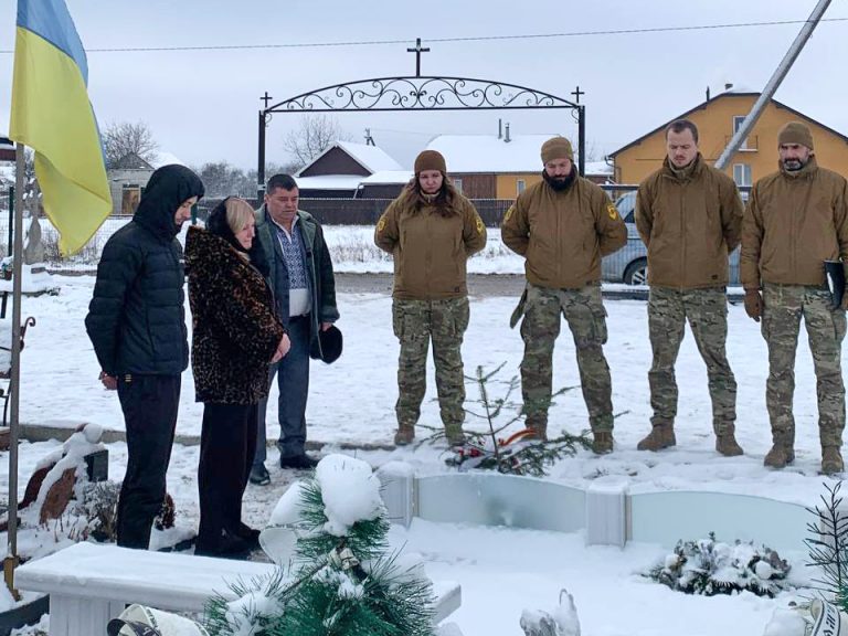Побратими з «Азову» вручили орден родині полеглого воїна на Прикарпатті 1 У Старому Лисці родині загиблого «азовця» вручили орден «За мужність» (ФОТО)