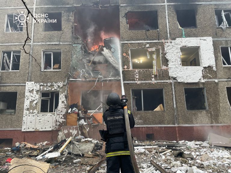 Внаслідок удару БпЛА по житловій 5-поверхівці у Чернігові загинула людина (ФОТО) 5 Внаслідок удару БпЛА по житловій 5-поверхівці у Чернігові загинула людина (ФОТО)