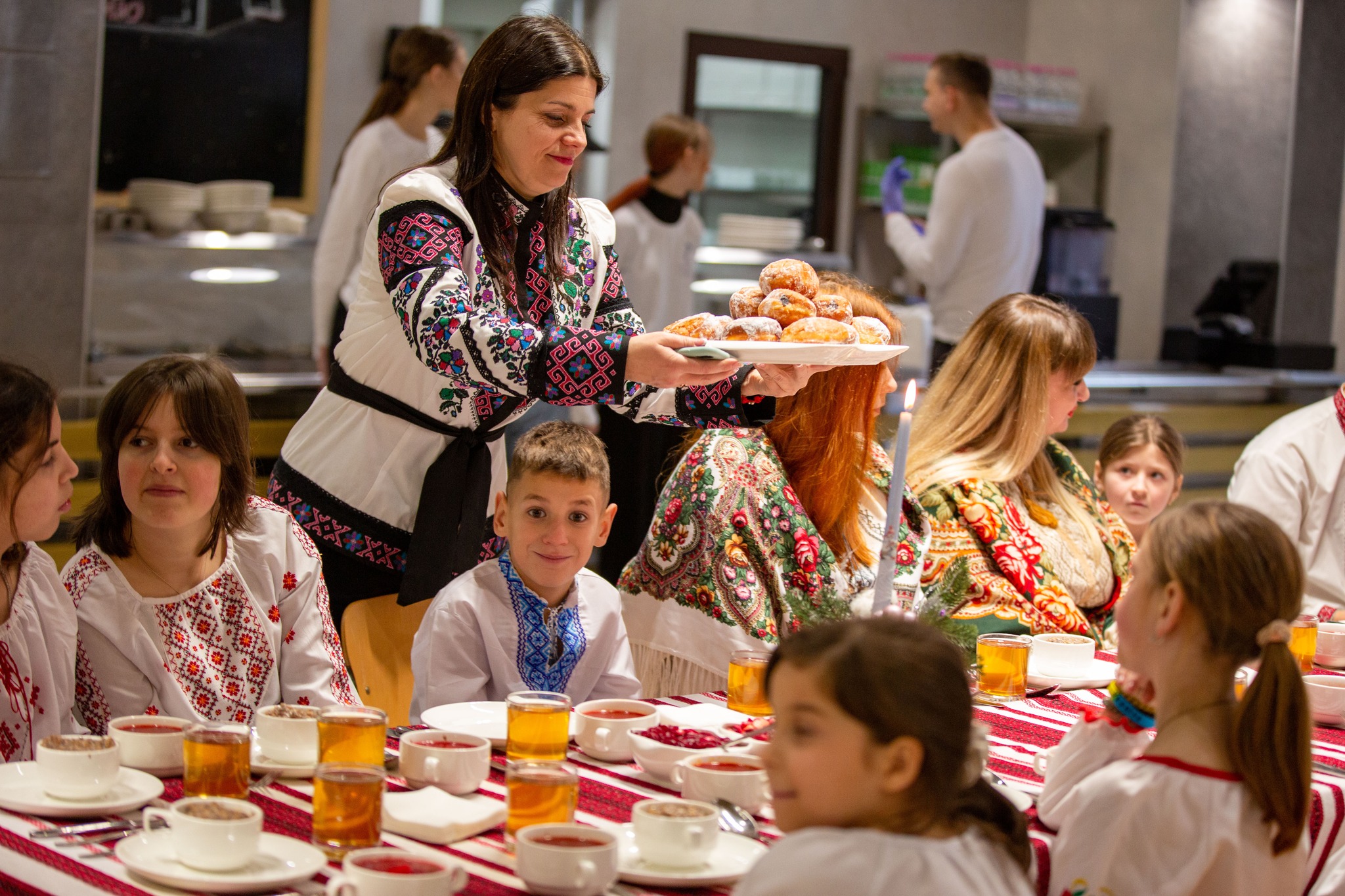 Свята вечеря для дітей-сиріт та вихованців прийомних сімей відбулася в Івано-Франківську 4 605753247 1463683888661196 9009251962551040638 n