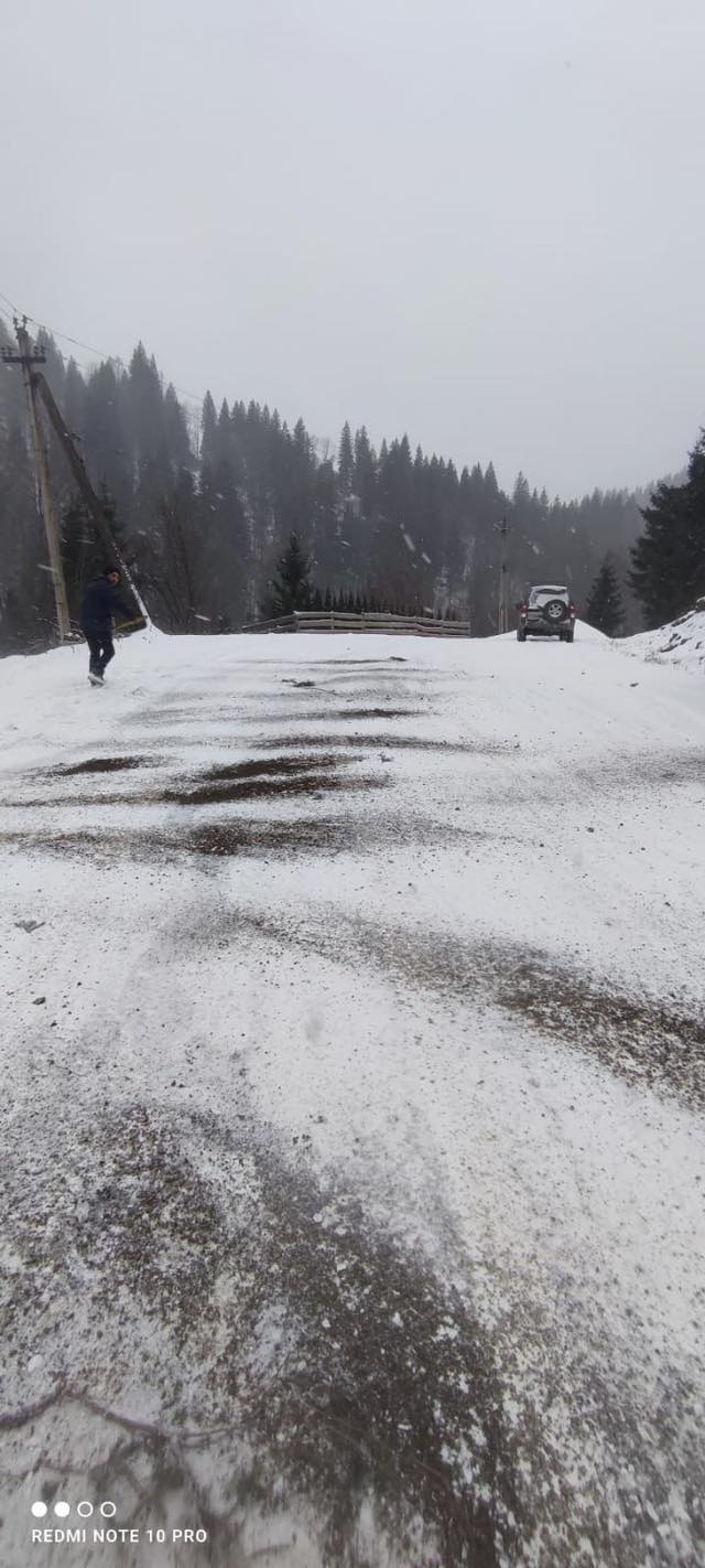 Через ожеледицю та вітер на Прикарпатті ускладнений рух 5 607148106 890421226656083 8390957449816520678 n