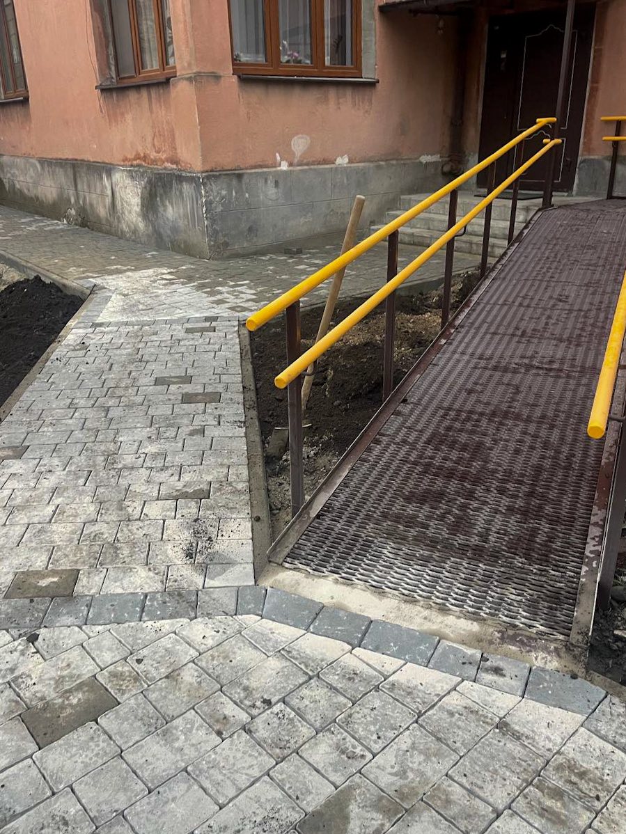У Франківську після конфлікту у дворі встановили пандус для дитини з інвалідністю (ФОТО) 3 607325767 1449066203887437 8223835299557617157 n