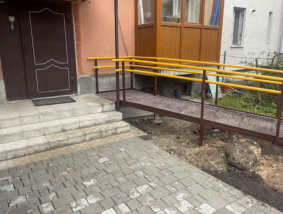 У Франківську після конфлікту у дворі встановили пандус для дитини з інвалідністю (ФОТО) 2 607910754 1449065750554149 3740283258453173454 n