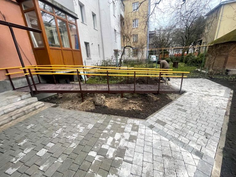 У Франківську після конфлікту у дворі встановили пандус для дитини з інвалідністю (ФОТО) 7 608737054 1449066227220768 305410210591071785 n