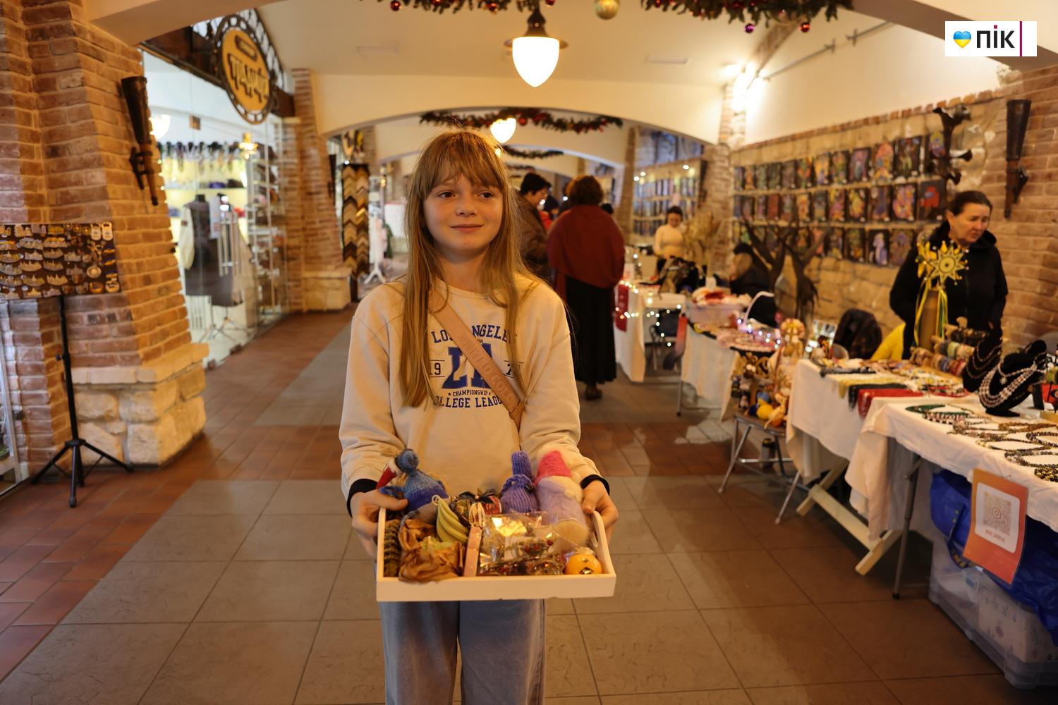 У Франківську провели благодійний ярмарок «Святий Миколай допомагає Захисникам» (ФОТО) 2 G71A0002 resize