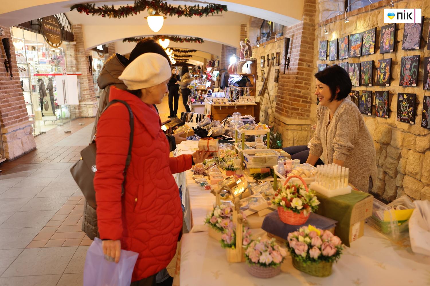 У Франківську провели благодійний ярмарок «Святий Миколай допомагає Захисникам» (ФОТО) 5 G71A0005 resize