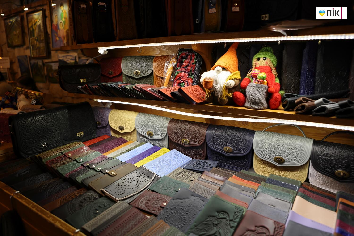 У Франківську провели благодійний ярмарок «Святий Миколай допомагає Захисникам» (ФОТО) 11 G71A0011 resize