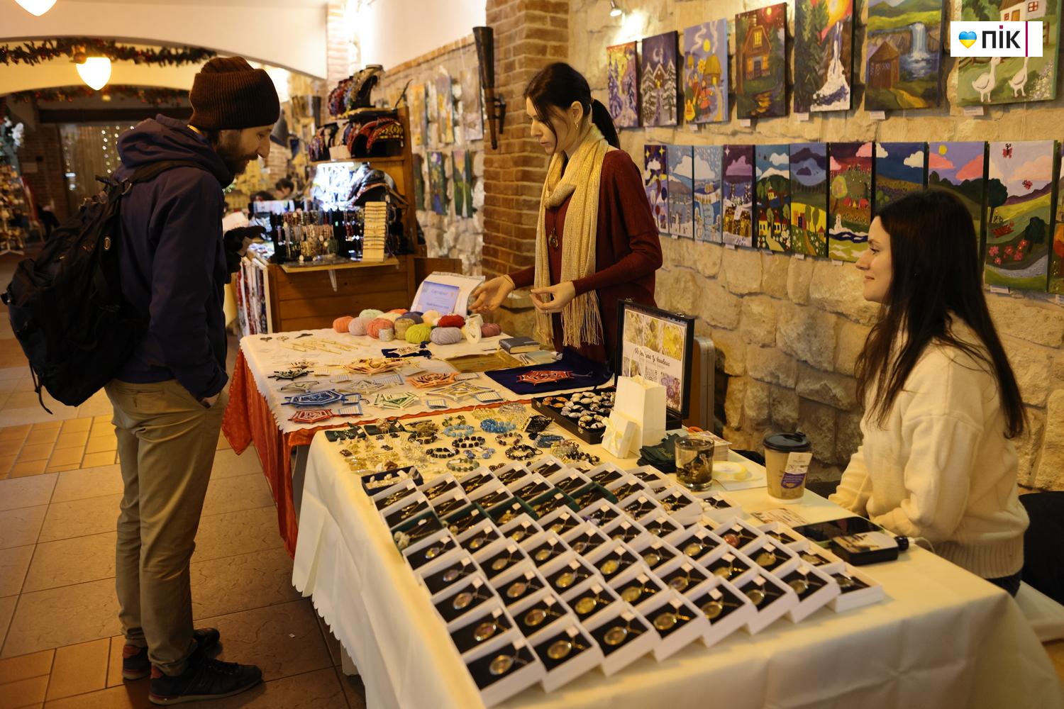 У Франківську провели благодійний ярмарок «Святий Миколай допомагає Захисникам» (ФОТО) 13 G71A0013 resize