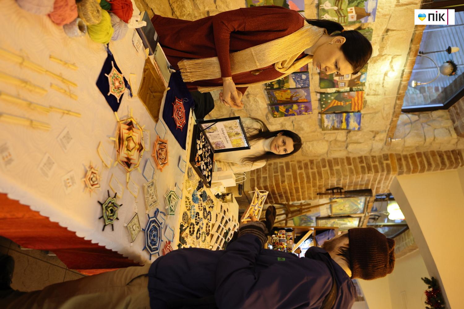 У Франківську провели благодійний ярмарок «Святий Миколай допомагає Захисникам» (ФОТО) 14 G71A0014 resize 1