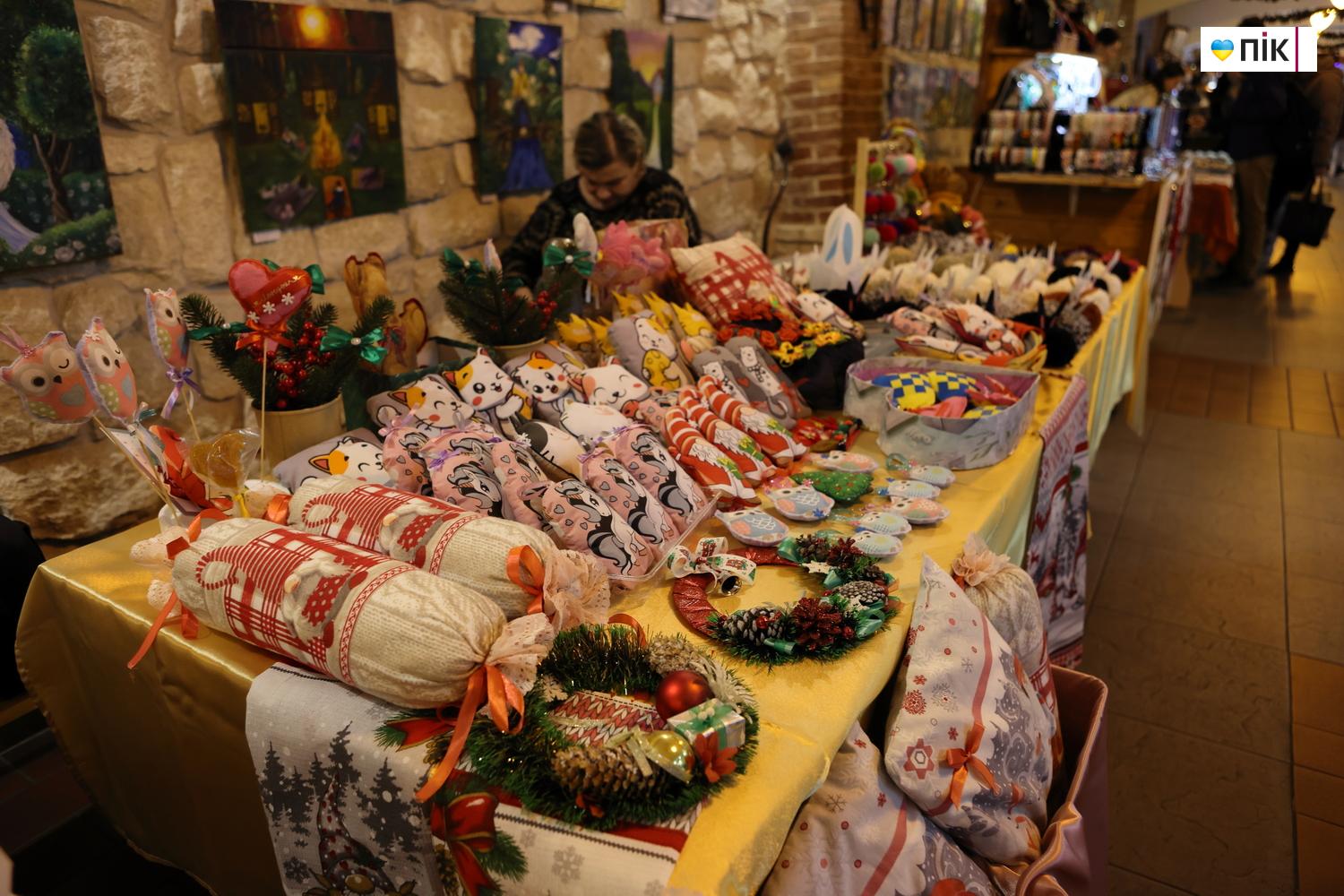 У Франківську провели благодійний ярмарок «Святий Миколай допомагає Захисникам» (ФОТО) 18 G71A0018 resize