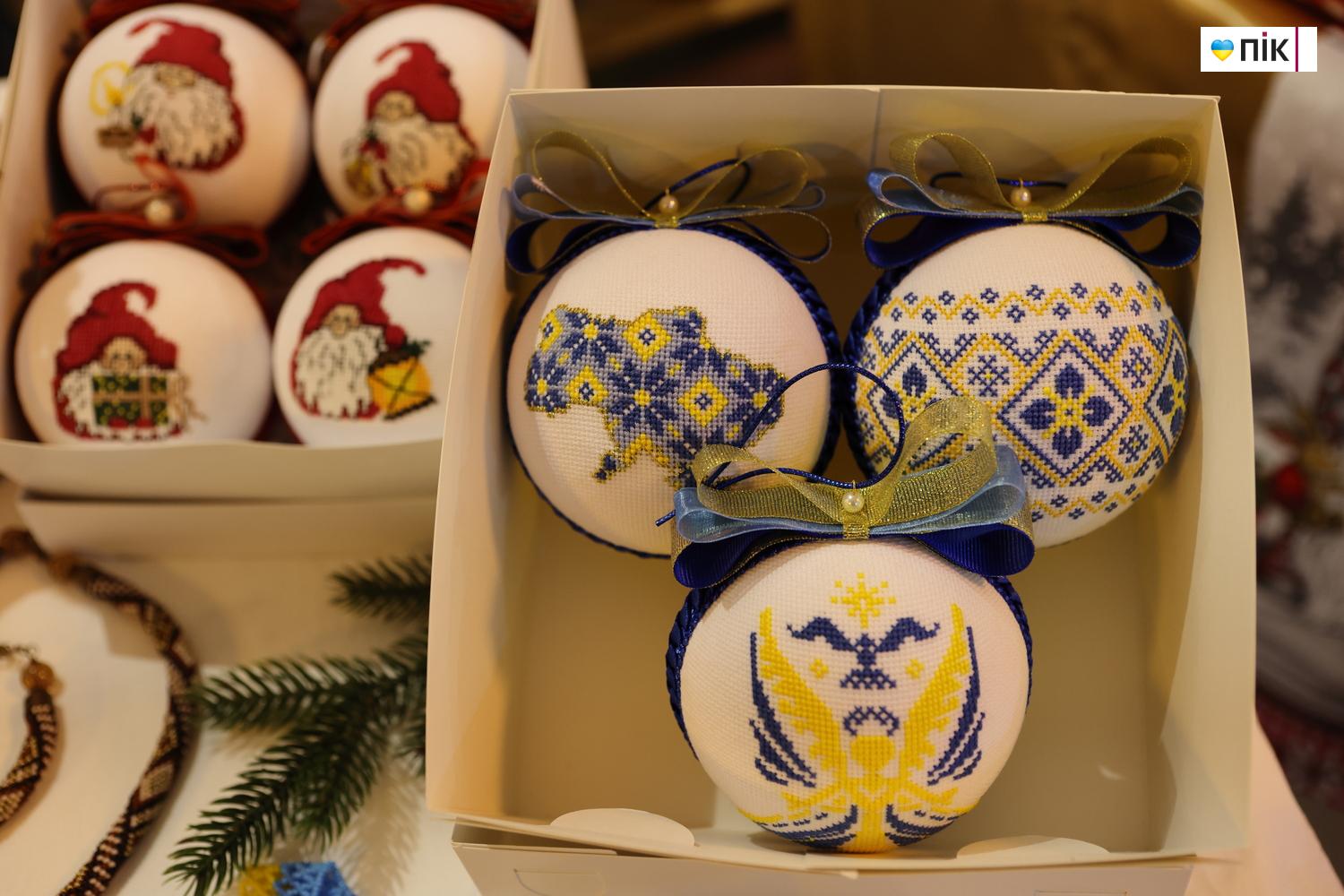 У Франківську провели благодійний ярмарок «Святий Миколай допомагає Захисникам» (ФОТО) 19 G71A0019 resize 1