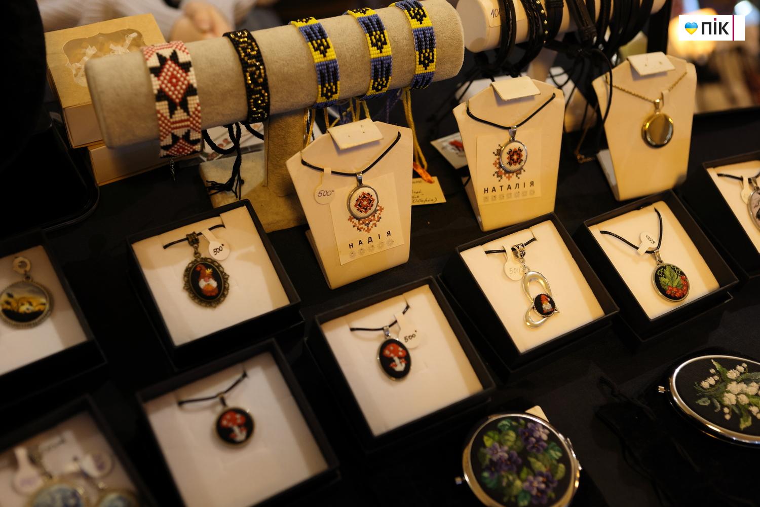 У Франківську провели благодійний ярмарок «Святий Миколай допомагає Захисникам» (ФОТО) 22 G71A0021 resize