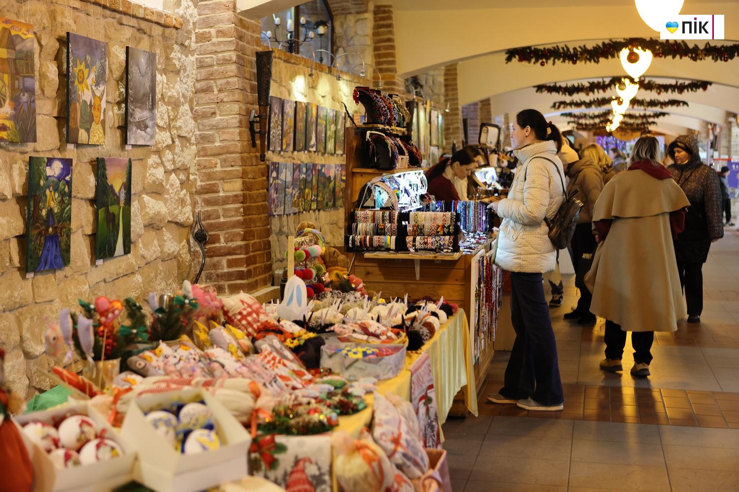 У Франківську провели благодійний ярмарок «Святий Миколай допомагає Захисникам» (ФОТО) 23 G71A0022 resize