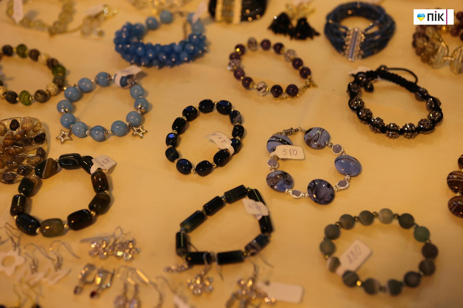 У Франківську провели благодійний ярмарок «Святий Миколай допомагає Захисникам» (ФОТО) 27 G71A0026 resize 1