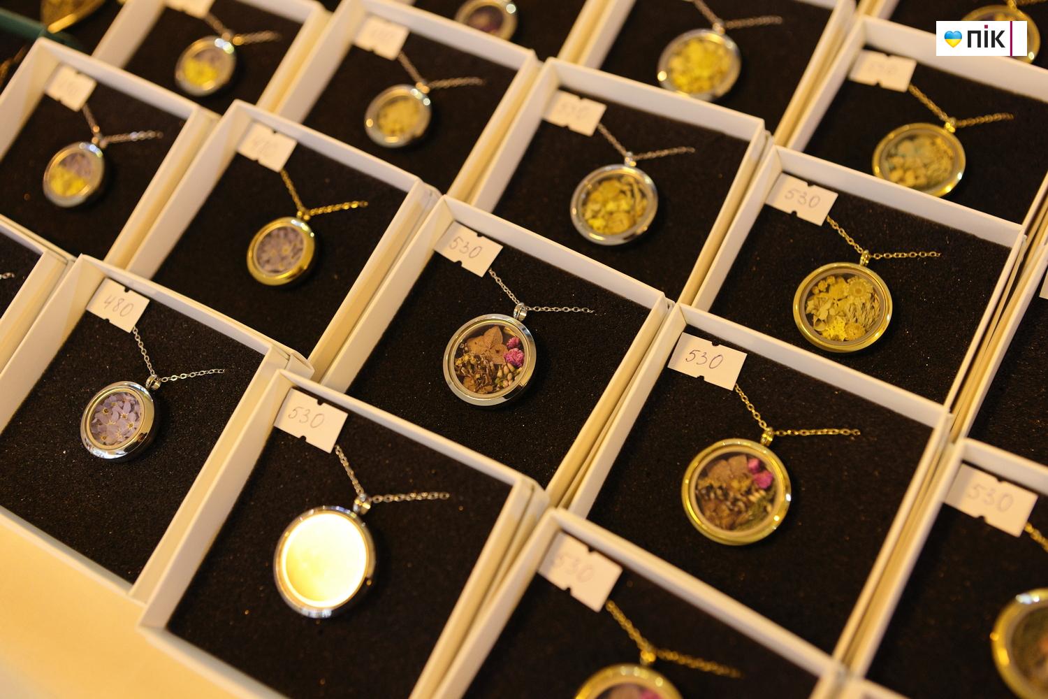 У Франківську провели благодійний ярмарок «Святий Миколай допомагає Захисникам» (ФОТО) 28 G71A0027 resize