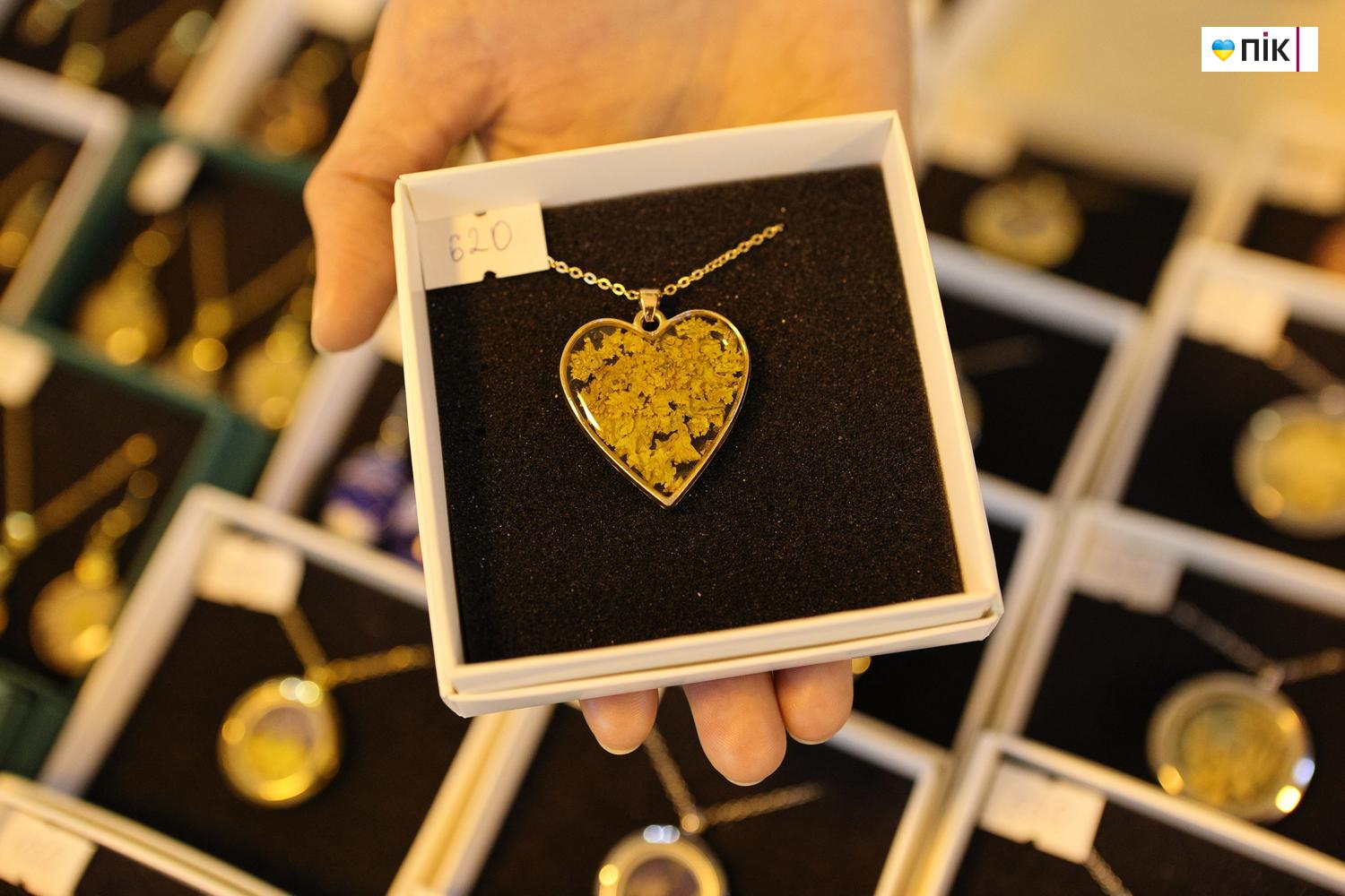 У Франківську провели благодійний ярмарок «Святий Миколай допомагає Захисникам» (ФОТО) 29 G71A0028 resize 1