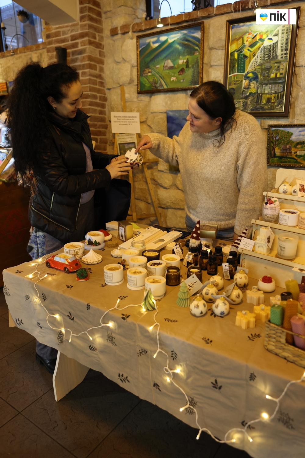 У Франківську провели благодійний ярмарок «Святий Миколай допомагає Захисникам» (ФОТО) 31 G71A0030 resize