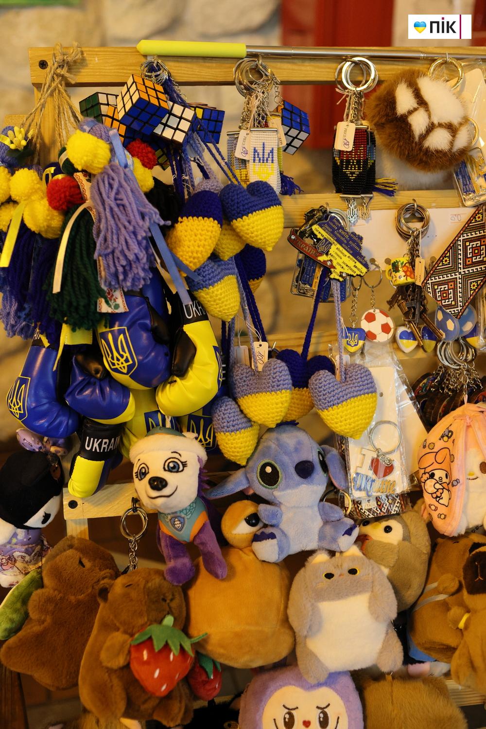 У Франківську провели благодійний ярмарок «Святий Миколай допомагає Захисникам» (ФОТО) 32 G71A0031 resize