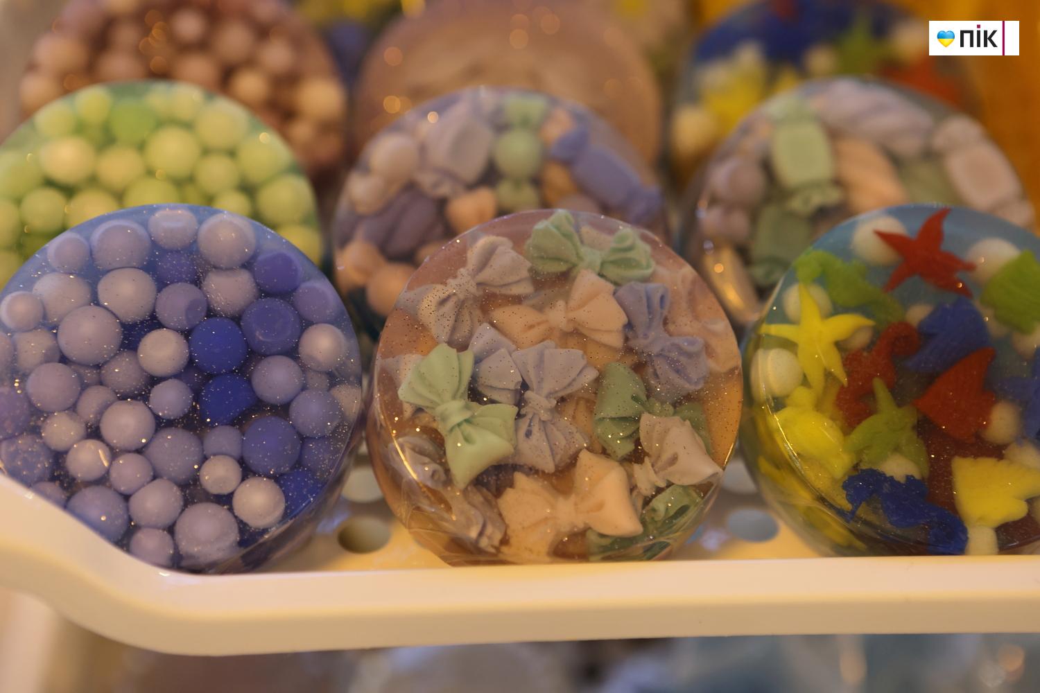 У Франківську провели благодійний ярмарок «Святий Миколай допомагає Захисникам» (ФОТО) 35 G71A0034 resize 1