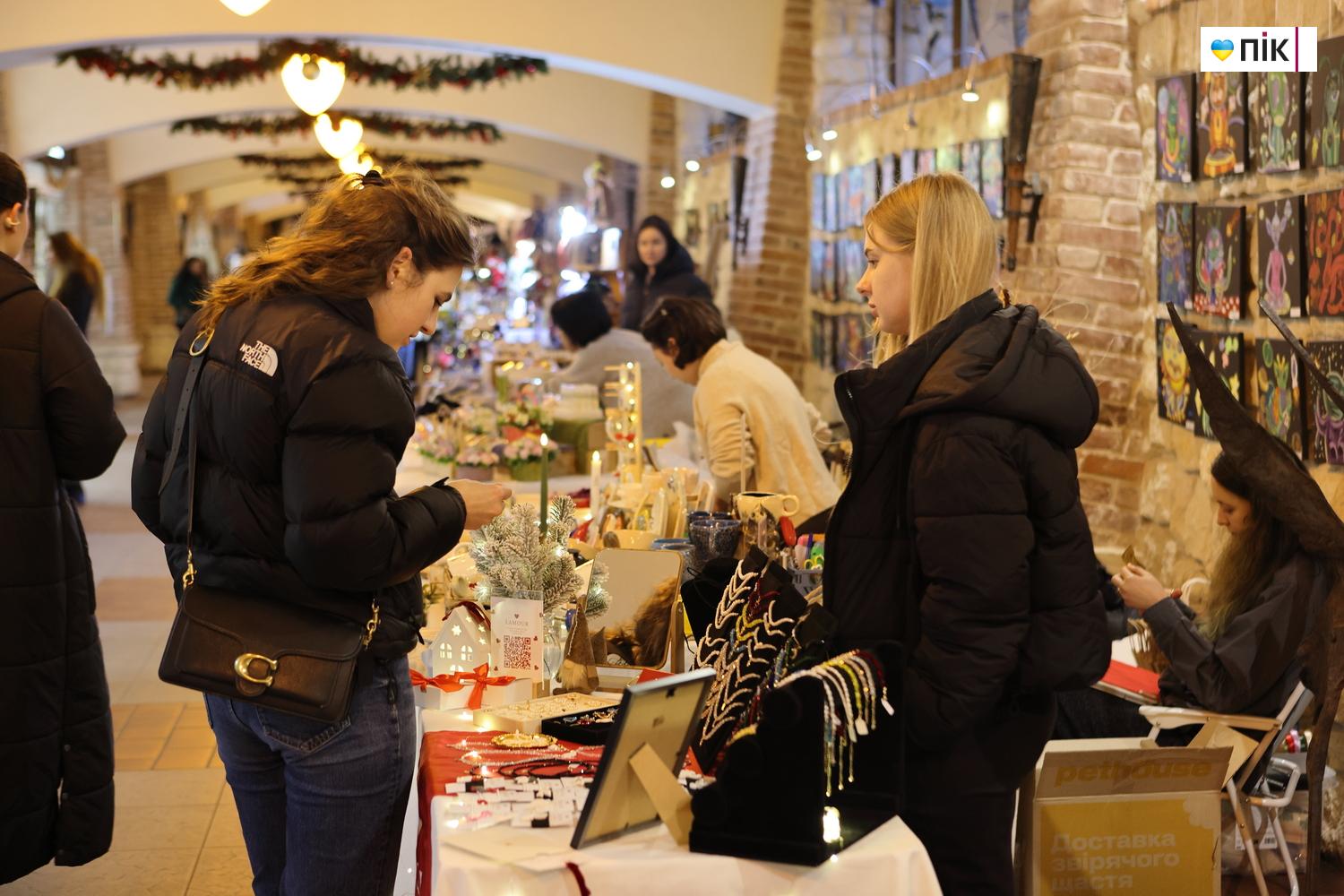 У Франківську провели благодійний ярмарок «Святий Миколай допомагає Захисникам» (ФОТО) 39 G71A0039 resize 1