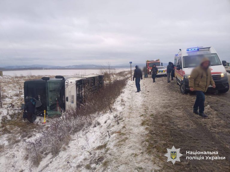 На Прикарпатті перекинувся пасажирський автобус: загинув чоловік (ВІДЕО) (ОНОВЛЕНО) 4 IMG 20251228 150256 332