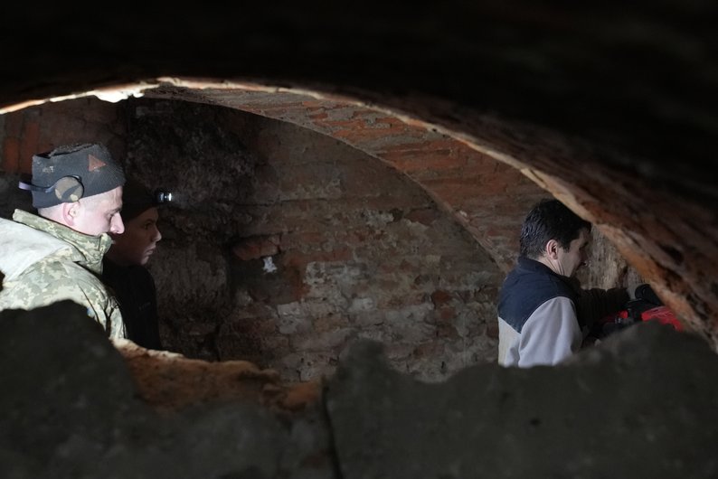 У Франківську знайшли можливий шлях до підземель XVIII століття (ФОТО, ВІДЕО) 5 b87c7d0cb8dbf5ea